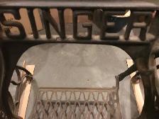 Antique Cast Iron Singer sewing machine treadle base - Photo 2
