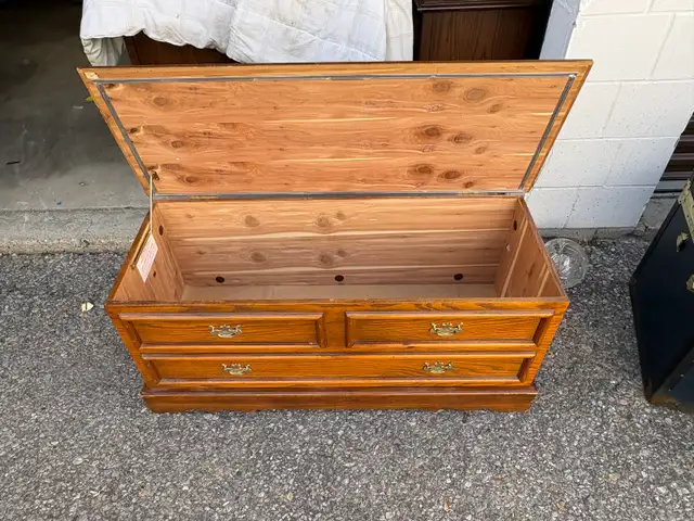 Free delivery used vintage Lane Cedar Chest