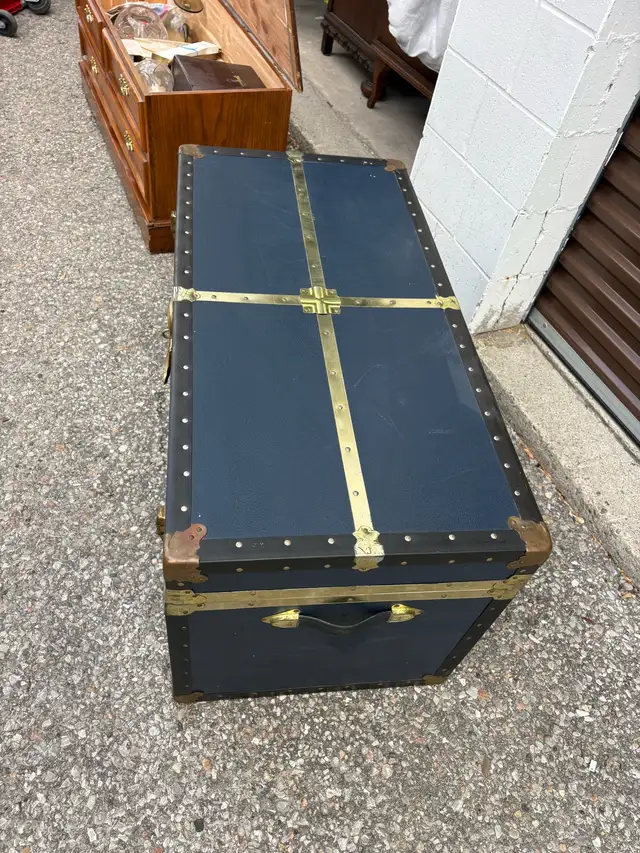 Free delivery used Vintage Style Decorative Storage Trunk