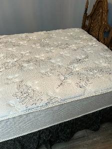 queen bed last chance - Photo 4