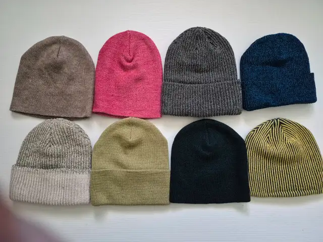 LOT DE TUQUES  EN POLYESTER DOUX