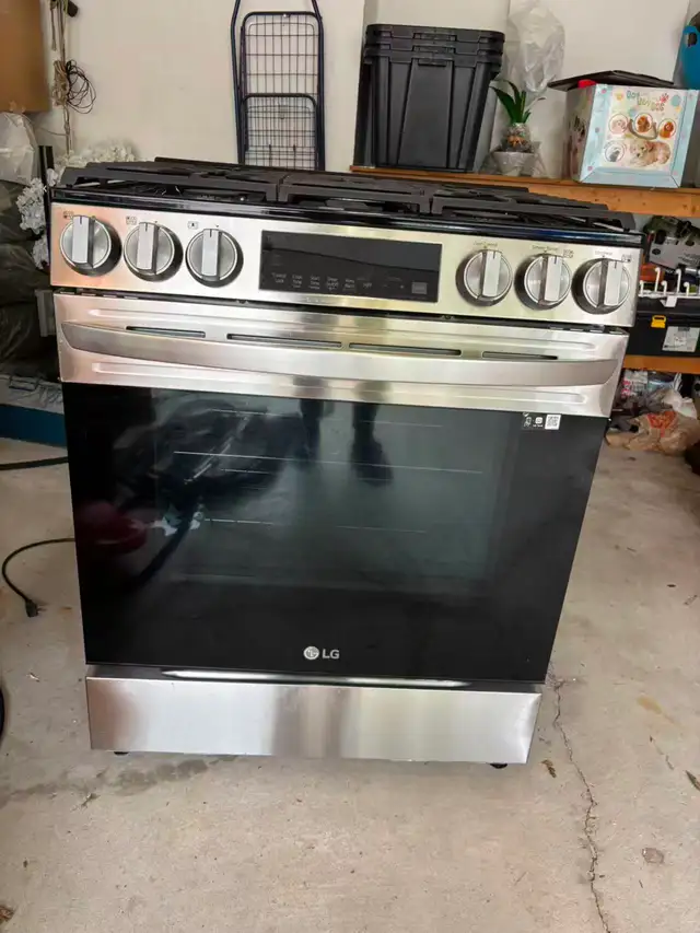 LG Gas stove pick up in Ajax - 95% new