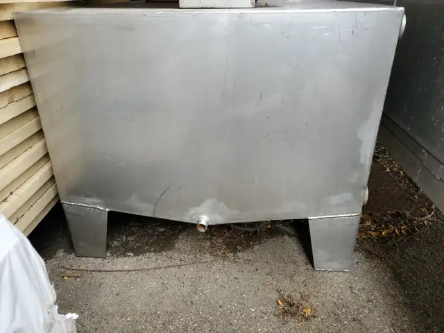 HEAVY GAGE STAINLESS STEEL SQUARE TANK/LEGS