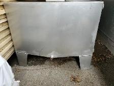 HEAVY GAGE STAINLESS STEEL SQUARE TANK/LEGS