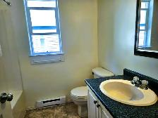 Spacious Upper 3 Bedroom, 2 Bathroom suite in Broomhill, Sooke - Photo 8