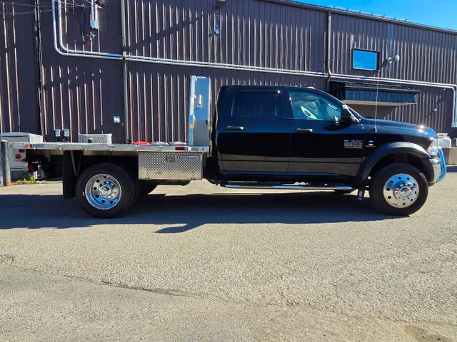2016 Ram 5500 ST / 6X6 / FLAT BED / CREW CAB / DIESEL 6.7L CUMMI