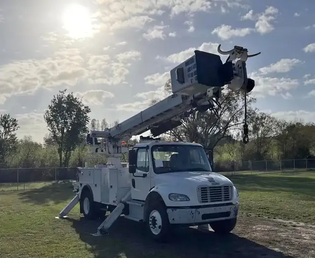 2019 Freightliner Altec DM47 Digger Derrick