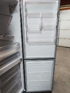 Frigidaire '24' Stainless Steel Bottom Freezer Top Fridge - Photo 5