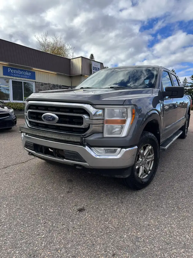 2022 Ford F-150 XLT - V8, Great condition, Clean Carfax!
