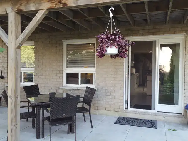 2 bed above ground walkout apt in detached home