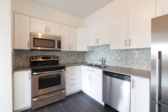 spacious 2bed,2bath condo for rent, Westmount adj. - ID 3089