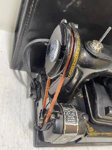 Singer Sewing Machine - Photo 3