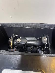 Singer Sewing Machine - Photo 4