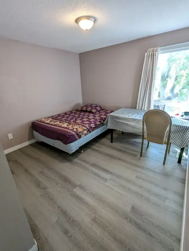 Heron Gate Mall, easy to downtown & school. ASAP