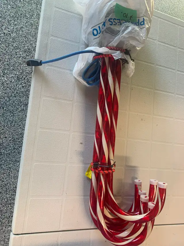 LIGHTED CHRISTMAS CANDY CANES