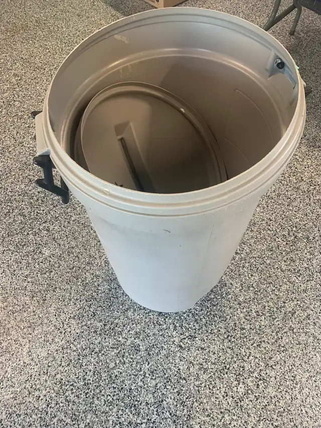 RUBBERMAID GARBAGE PAIL