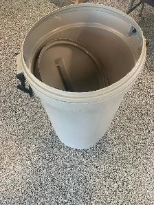 RUBBERMAID GARBAGE PAIL