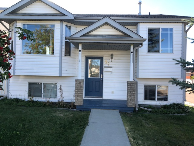 Welcome Home! 4 bed rm, 2 Bath, Fenced Yard, Great Area!