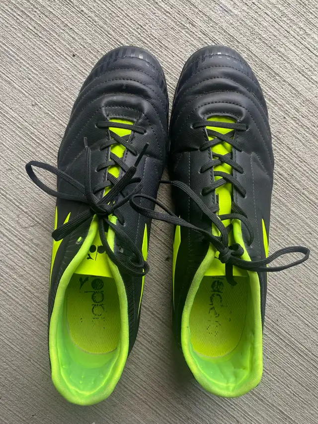 indoor soccer’s shoes mens sz 9.5