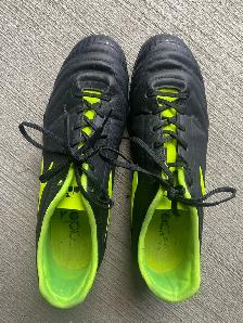 indoor soccer’s shoes mens sz 9.5