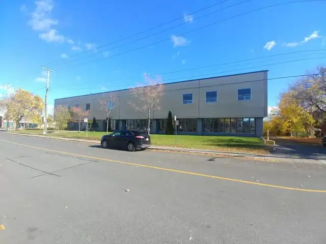 (20pi2) Entrepot de 20pi2 Montreal Sur Hodge Montréal