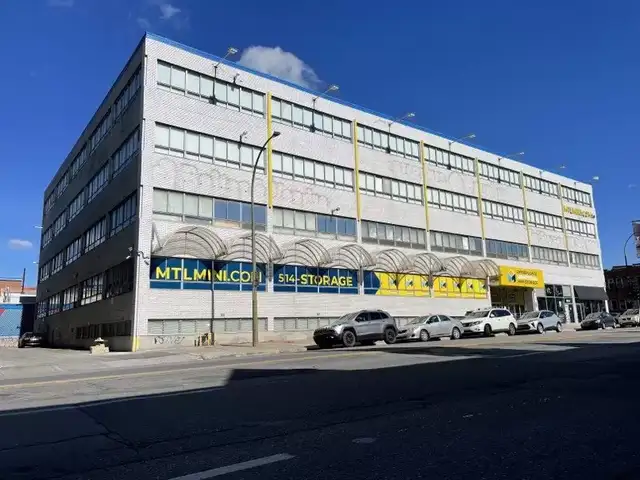 (16pi2) Entrepot de 16 pc Montreal Saint-Laurent Montréal
