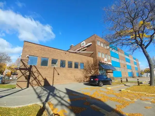 (15pi2) Entrepot de 15pi2 Saint-Leonard Sur Boul Métropolitain