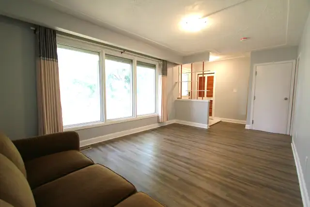Spacious 3-Bedroom   Den Bungalow Main Floor | East Mountain