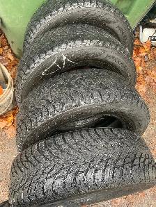 4 pneus d’hiver 235/65/17 comme neuf