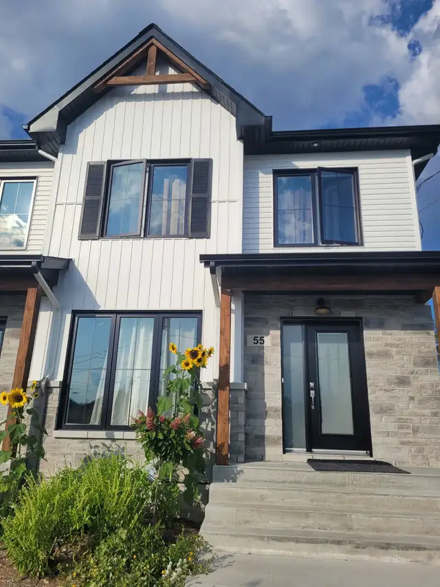 MAISON DE VILLE NEUVE À LOUER | SAINTE-CLOTILDE 2 200 $