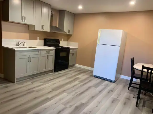 Spacious basement Room in Banff Trail close to UC/SAIT