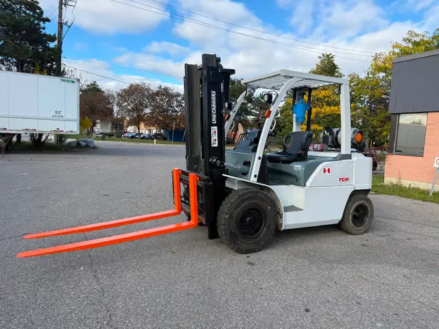 2015 TCM 8,000 LB PNEUMATIC ￼PROPANE FORKLIFT