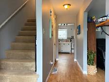 Spacious 3-bedroom duplex with yard, deck and driveway parking - Photo 2