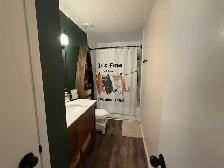 Spacious 3-bedroom duplex with yard, deck and driveway parking - Photo 11