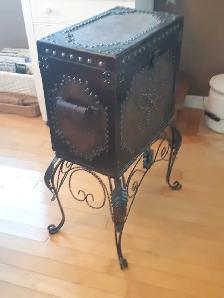 Vintage leather chest on cast iron base - Photo 2