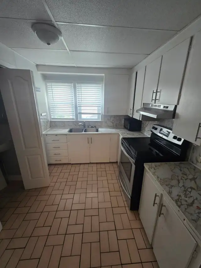 1 Bedroom Apartment in older home close to Forum