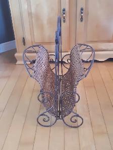 Vintage wicker & cast iron magazine rack - Photo 2