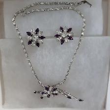 SETNEUF AGENT MAUVE COLLIER15'LON BOUCLES D'OREILLE: $20.00LESET