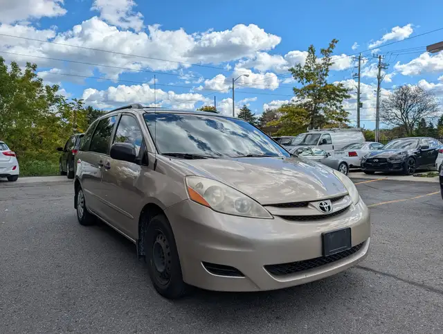 2007 Toyota Sienna CE • Cloth Interior 7 seats