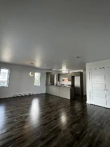 LOGEMENT 4 ½  GARAGE, GRAND BALCON, STATIONNEMENT, CABANON! - Photo 4