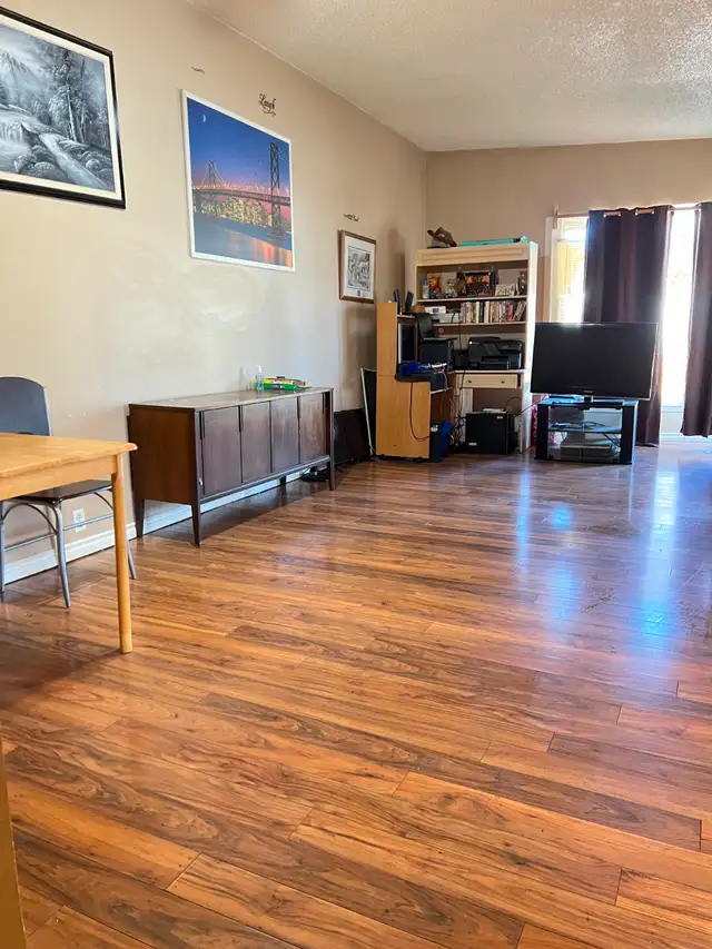 5 min Walk to Franklin or Barlow Max Bell Ctrain/ 8 min Downtown