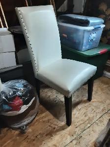 White  Chair - Photo 2