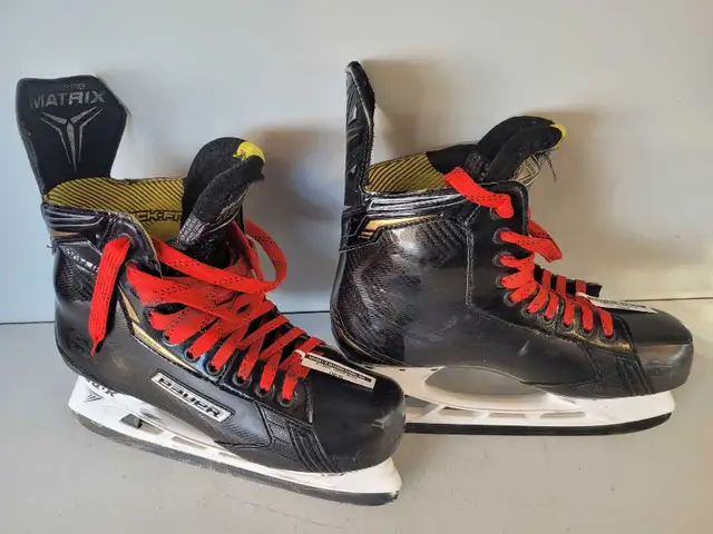 SZ 9 Bauer Supreme Matrix Ice Skates (32396104)