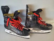 SZ 9 Bauer Supreme Matrix Ice Skates (32396104)