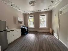 1-Bedroom Apt in Beautiful Heritage Edwardian House w/ Parking - Photo 4