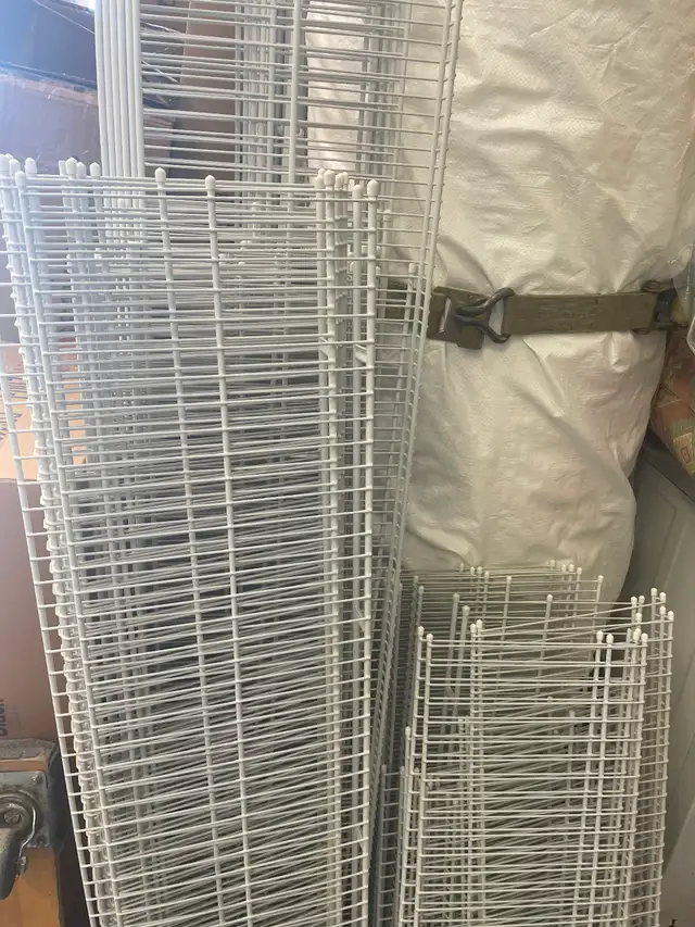 Wire closet organizer shelving with hardware