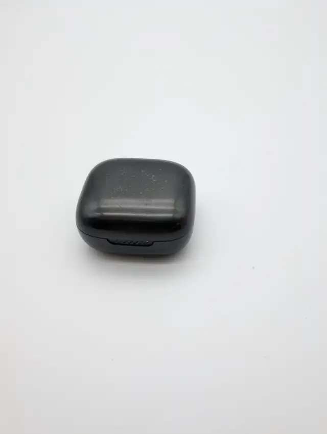 (B3200) JBL Live Free 2 Headphones ( in case)