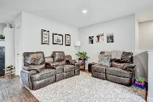 #8891- 3 Bed/1 Bath upper with as garage $2600 h/w/p included - Photo 3