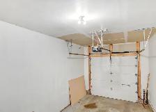 #8891- 3 Bed/1 Bath upper with as garage $2600 h/w/p included - Photo 12