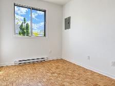 Beautiful 3 Bedroom Apartment Located in The Heart of Lachine - Photo 5